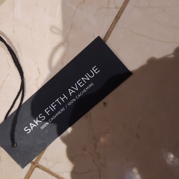 GENUINE SAKS FIFTH AVENUE LONDON BLACK WHITE FAUX FUR 100% CASHMERE KNIT CAP - Picture 2 of 7